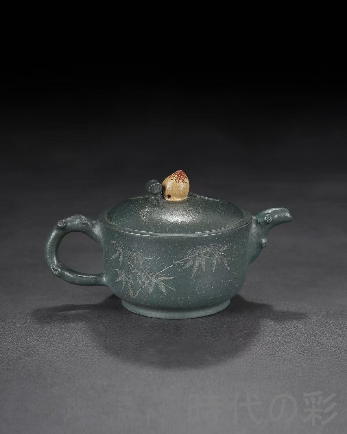 旧蔵 大生 寿桃蓋壺 原鉱緑泥 紫砂壺 名家作款 茶器 急須 手作り 宜興 朱泥 紫砂 中国茶器 煎茶道具 時代物 唐物 在銘 古美術 陶器