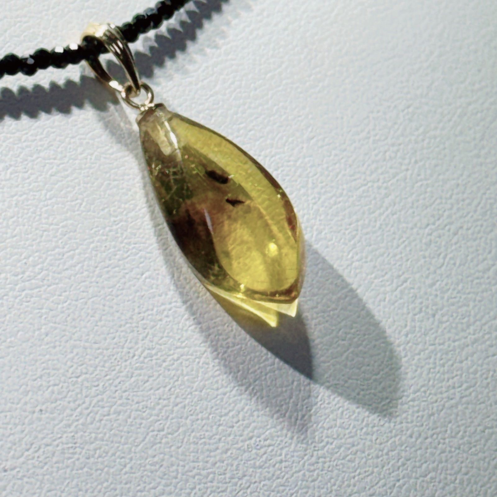 琥珀虫入りペンダントブラックスピネルネックレスNO25-2409 - メルカリ