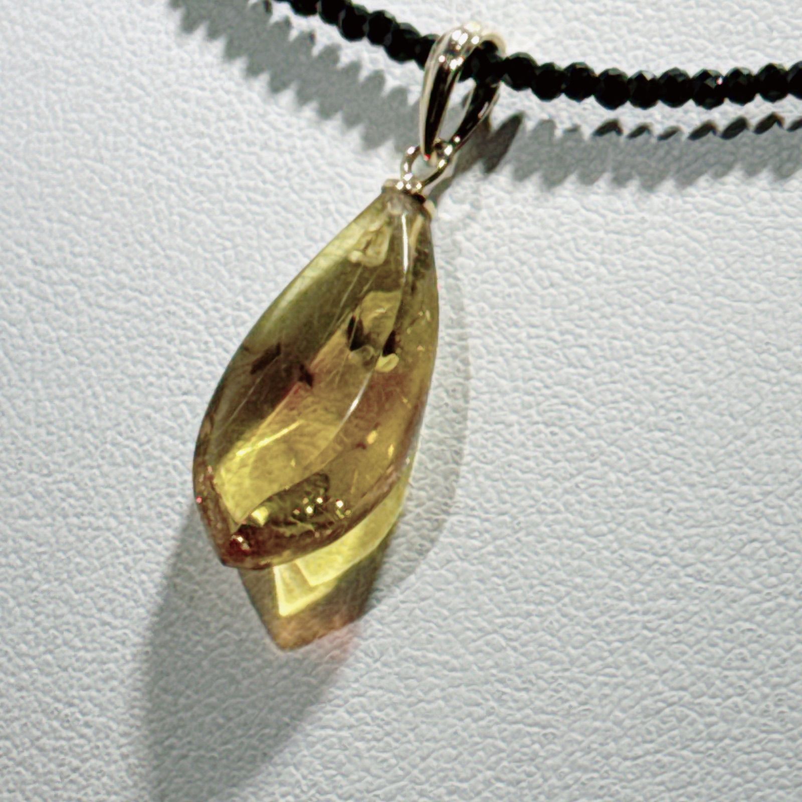 琥珀虫入りペンダントブラックスピネルネックレスNO 25-2409