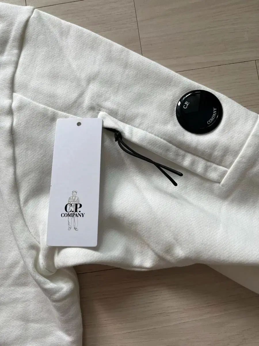 C P カンパニー 白 レンズ ワッペン スウェット