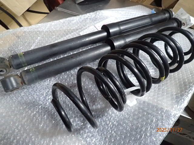 アクア NHP10 純正 ショックアブソーバー スプリング 左右 48530-52k60