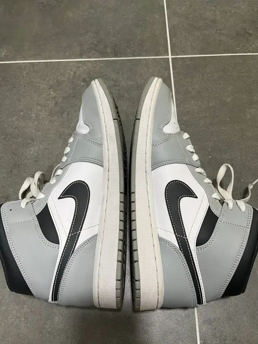 265 ナイキ ジョーダン 1 ミッド ライト スモーク グレー アンスラサイト ターゲットネット シューズ(男性用) 