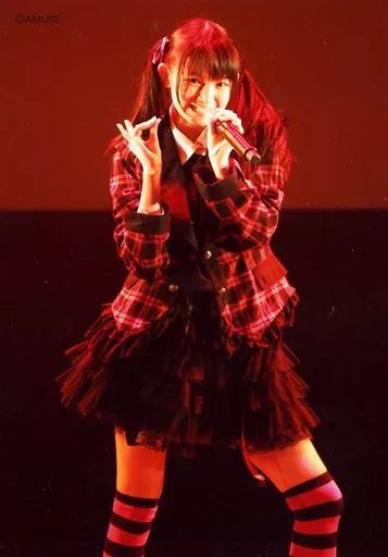 生写真 女性 さくら学院 重音部 |中元すず香|ライブフォト 膝上 衣装黒 チェック柄 右手キツネサイン 左手マイク ライト赤| 2011年度 ～Departure～ LIVE生写真