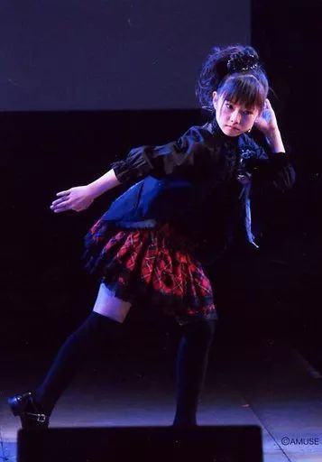 生写真 女性 さくら学院 重音部 水野由結 ライブフォト 全身 衣装黒 スカート赤チェック柄 体右向き 左手耳元 体斜め 背景黒 2011年度 ～Departure～ LIVE生写真