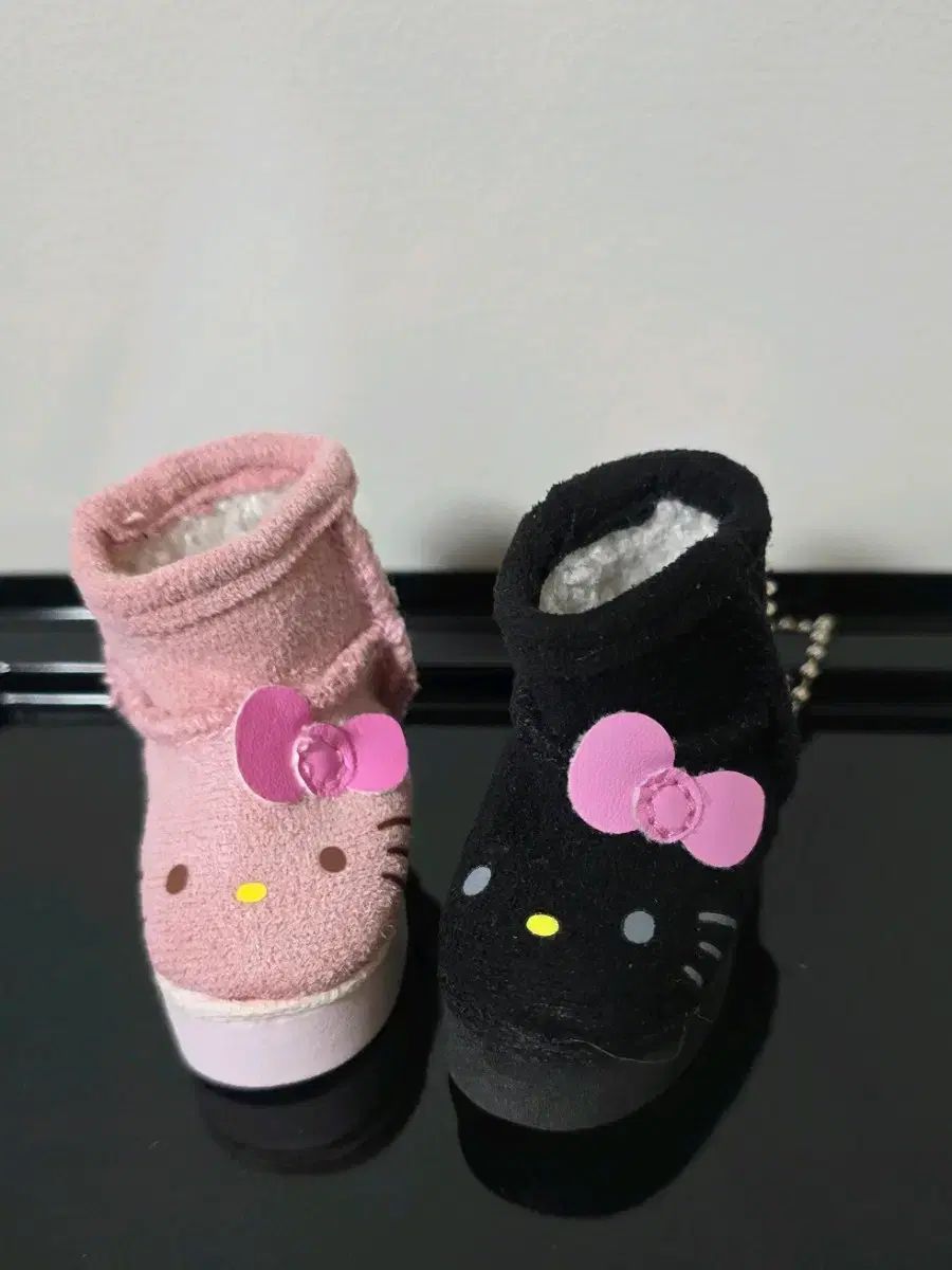 アグ ブーツ ハローキティ キーホルダー ピンク hello kitty ブラック まとめ