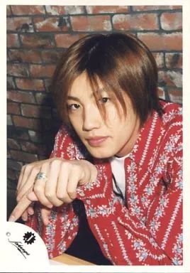 KAT-TUN 赤西仁 生写真 829枚 まとめ売り 中古】生写真(ジャニーズ) KAT-TUN/赤西仁/上半身・衣装赤・花柄・左手