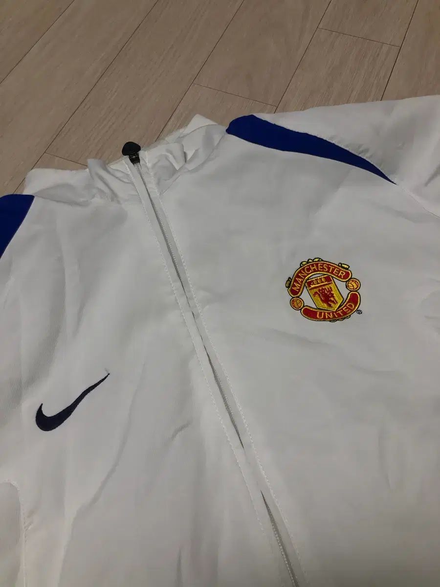 ナイキ マンチェスター・ユナイテッドFC ウィンドブレーカー 白 - メルカリ