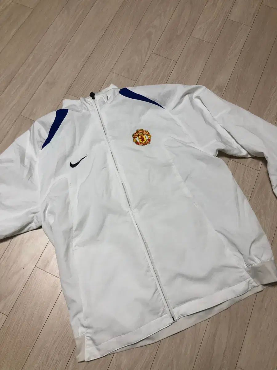 ナイキ マンチェスター・ユナイテッドFC ウィンドブレーカー 白 - メルカリ