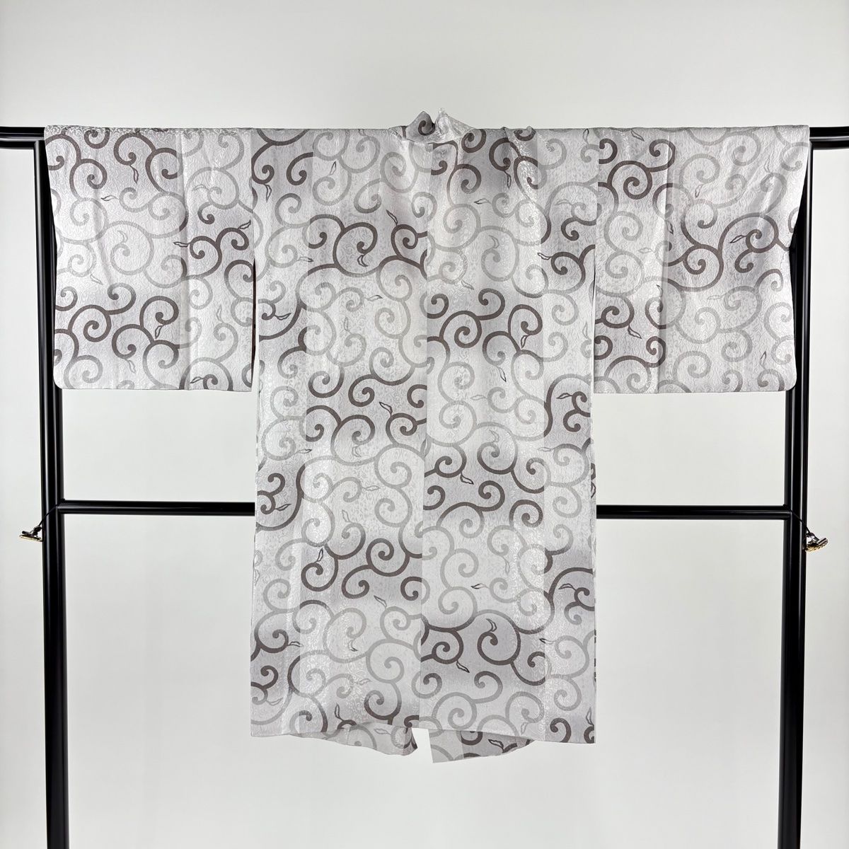 道中着 身丈104 cm 裄丈68 5 L 和装コート 着物衿 ますいわ屋 唐草 地紋 灰白 正絹