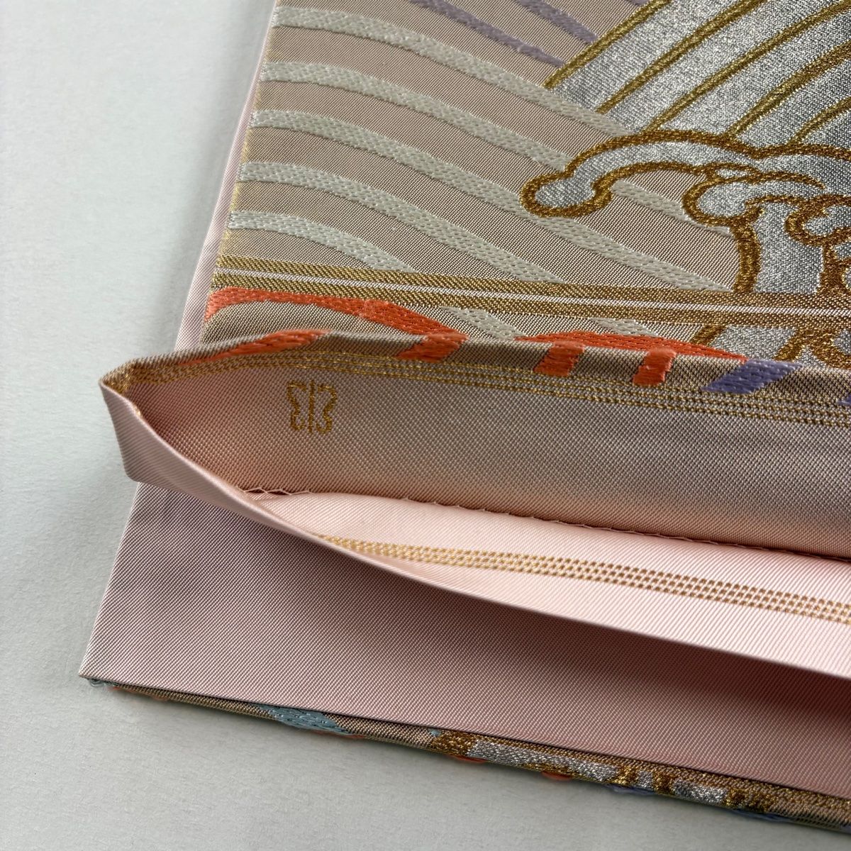 川島織物　袋名古屋帯　　六通　落款あり　ベージュに幾何学模様　化繊　おしゃれ 袋帯 名品 川島織物 落款 波頭 金銀糸 薄茶色 六通 正絹 【中古