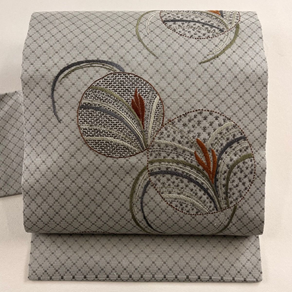 美品】 名古屋帯 名品 草花 斜め格子 刺繍 青灰色 正絹 【中古