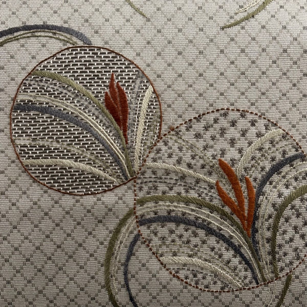 名古屋帯 草花 斜め格子 刺繍 青灰色 正絹