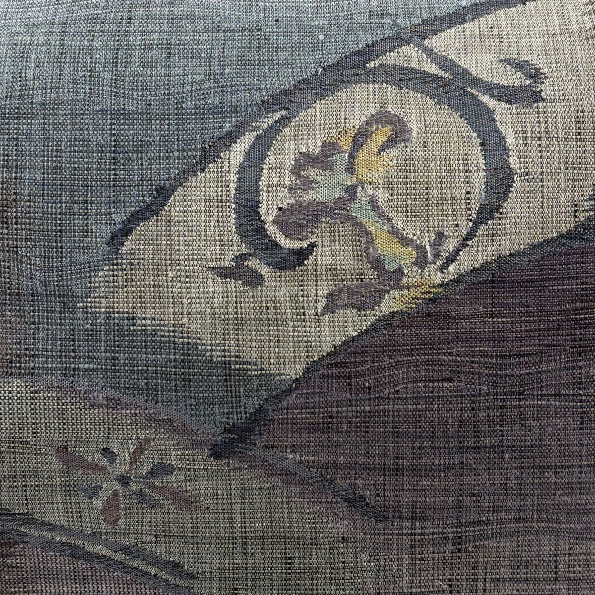 袋帯 美品 逸品 華文 明綴れ 金糸 灰白 お太鼓柄 正絹 美品】 袋帯 秀品 格天井 花丸文 金糸 灰白 お太鼓柄 正絹｜中古・古着