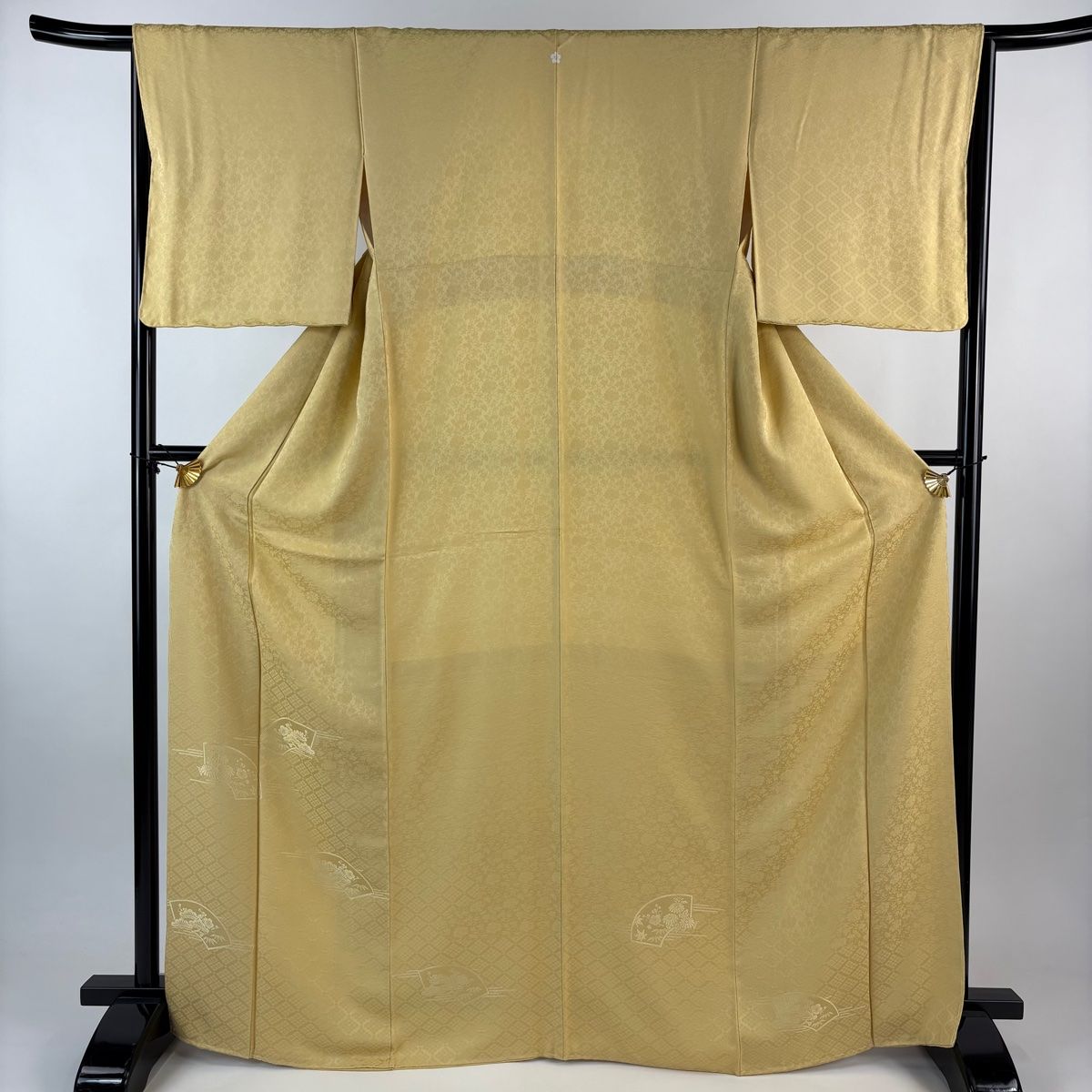 色無地 身丈168 cm 裄丈66 M 袷 地紋 松竹梅 ベージュ 正絹 秀品 一つ紋