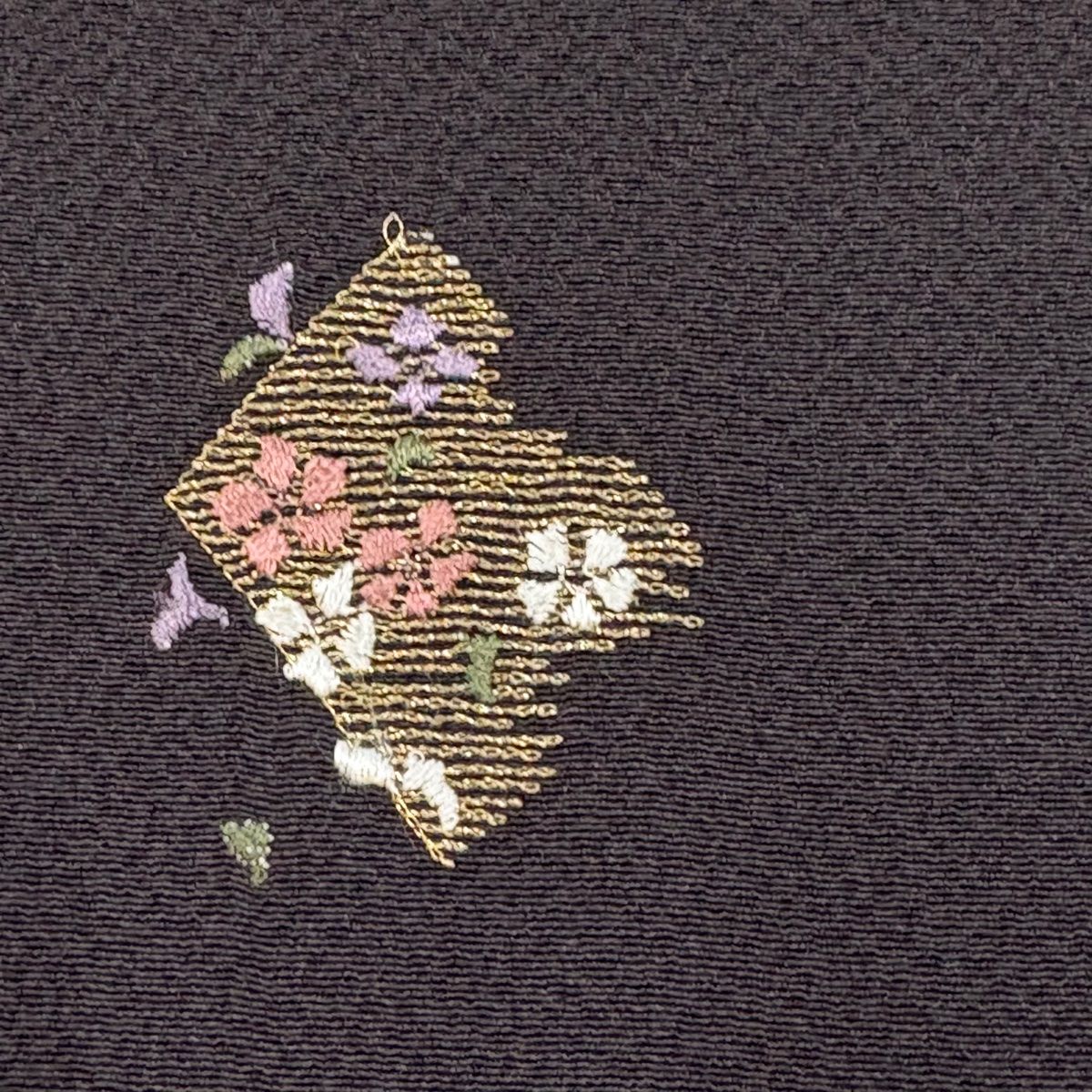 美品】 小紋 身丈154cm 裄丈68cm L 袷 草花 幾何学 刺繍 金糸 茶紫