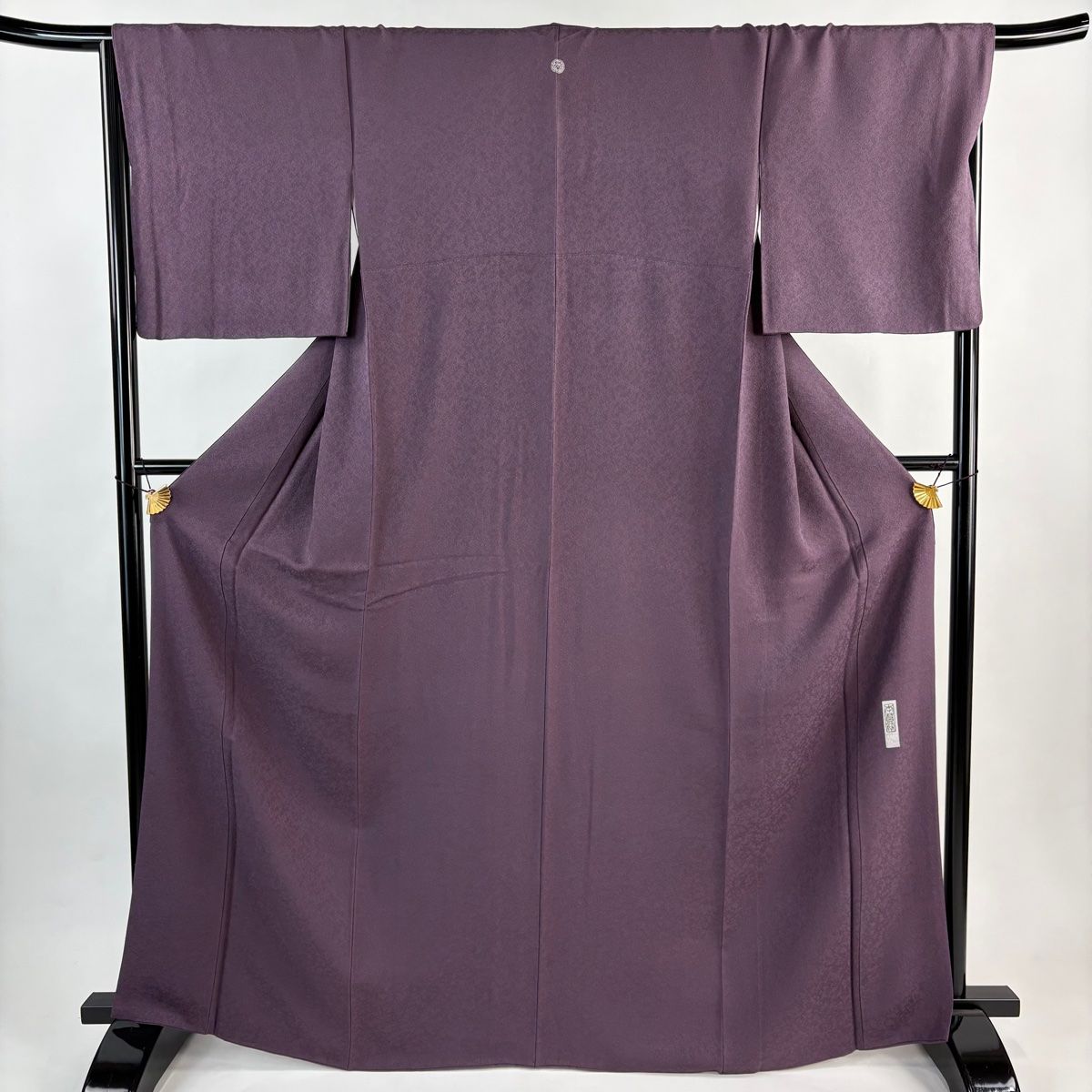 美品】 色無地 身丈167cm 裄丈68cm L 袷 落款 地紋 紫 正絹 秀品 一つ