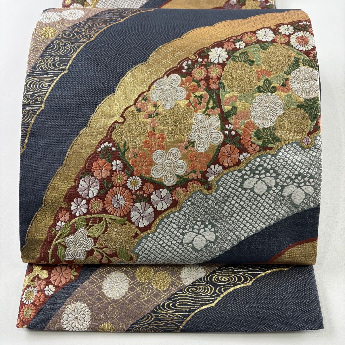 袋帯 秀品 鈴乃屋 花丸文 雪輪 金糸 箔 紺色 六通 正絹 【中古