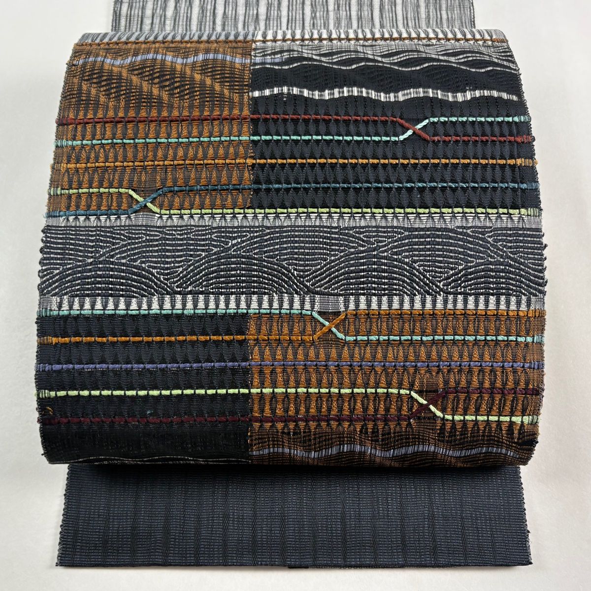 E 美品 夏物 羅 幾何学模様 白黒 全通 正絹 薄物 松葉仕立て名古屋帯 美品】 名古屋帯 秀品 夏帯 八寸名古屋帯 松葉仕立て 波 幾何学模様 黒