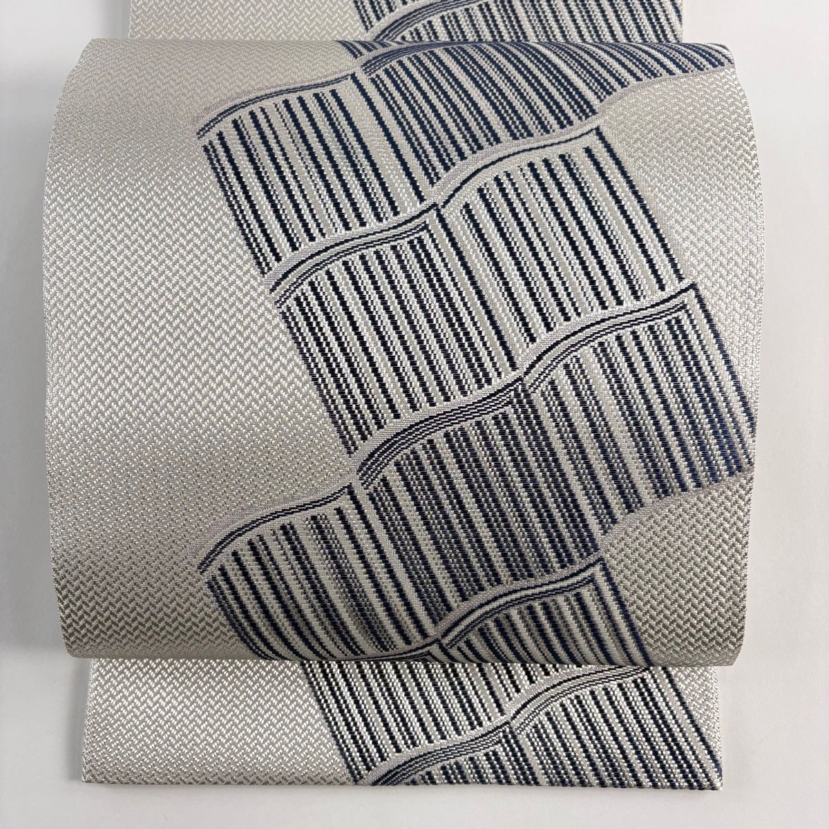 美品】 袋帯 逸品 藍染組錦 灰汁醗酵建本藍染 幾何学模様 銀糸 灰白 六