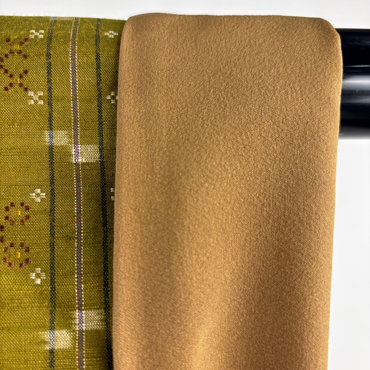 紬 身丈163 cm 裄丈65 M 袷 与那嶺貞 落款 証紙 縞 幾何学 読谷山花織 鶯色 正絹