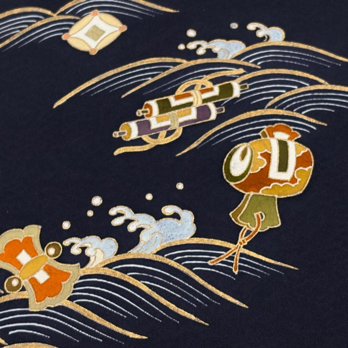 名古屋帯 秀品 宝尽くし 波 金彩 紺色 正絹