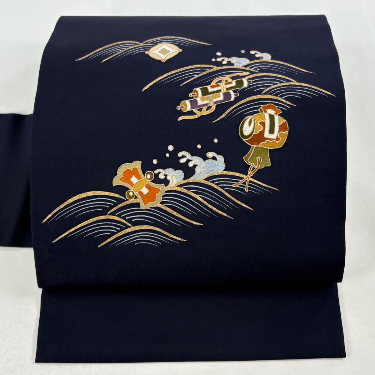 名古屋帯 秀品 宝尽くし 波 金彩 紺色 正絹