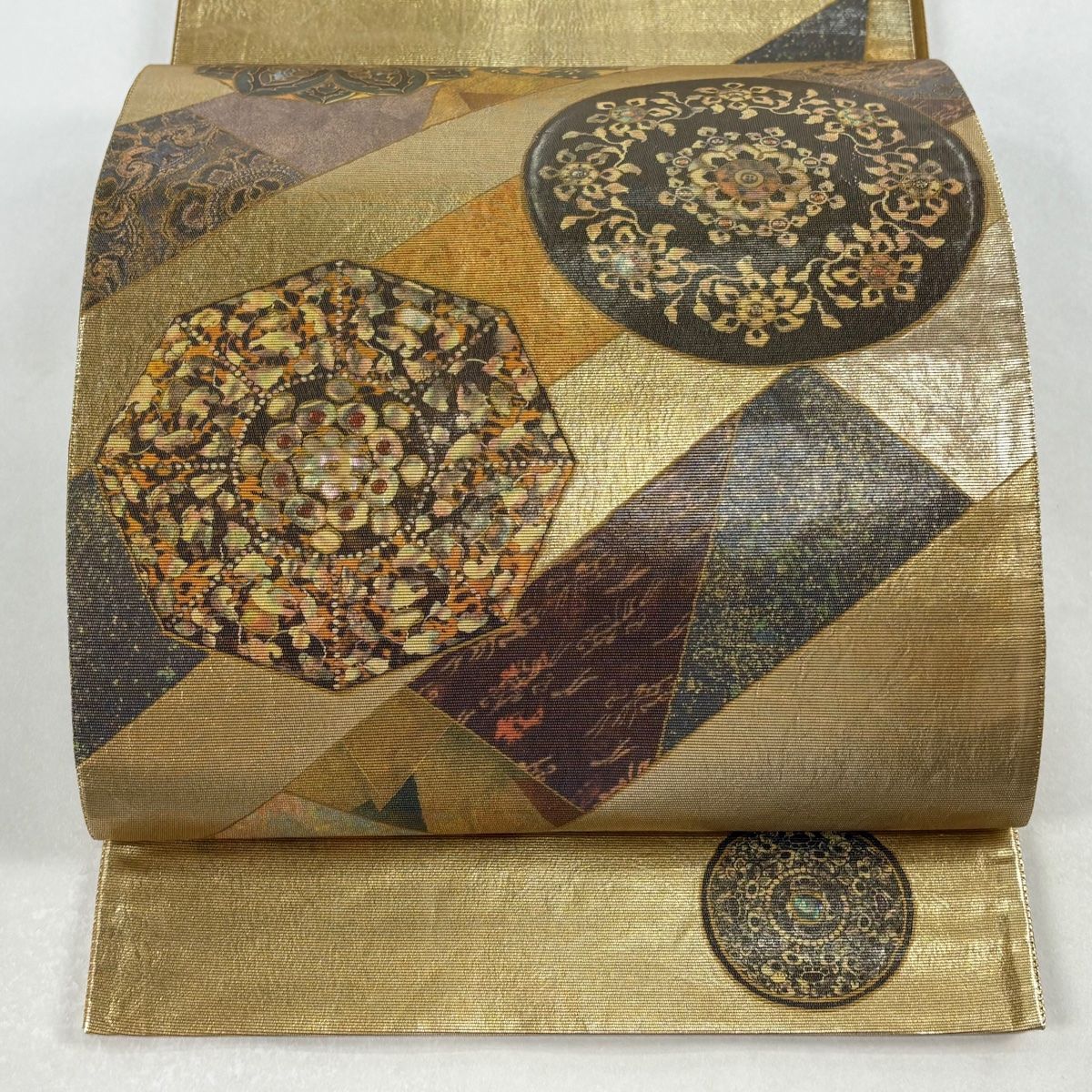 袋帯 美品 逸品 華文 明綴れ 金糸 灰白 お太鼓柄 正絹 袋帯 秀品 華文 幾何学 箔 金色 お太鼓柄 正絹 【中古】 - メルカリ