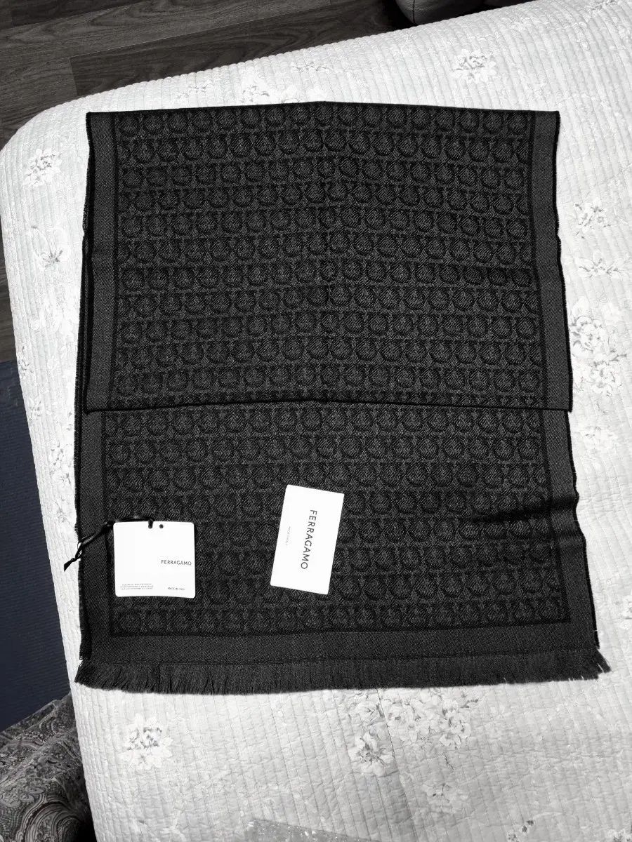 フェラガモ ブラック ガンチーニ パータン マフラー