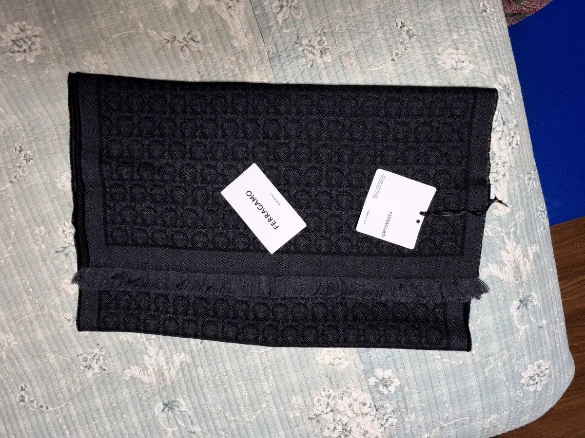 フェラガモ ブラック ガンチーニ パータン マフラー