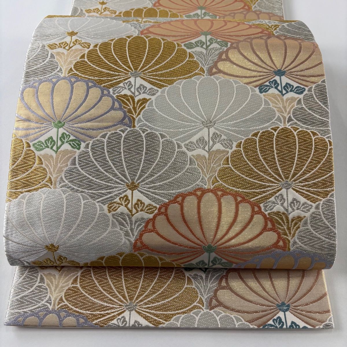 美品】 袋帯 秀品 唐織装束裂錦 菊 唐織 金銀糸 クリーム 六通 正絹