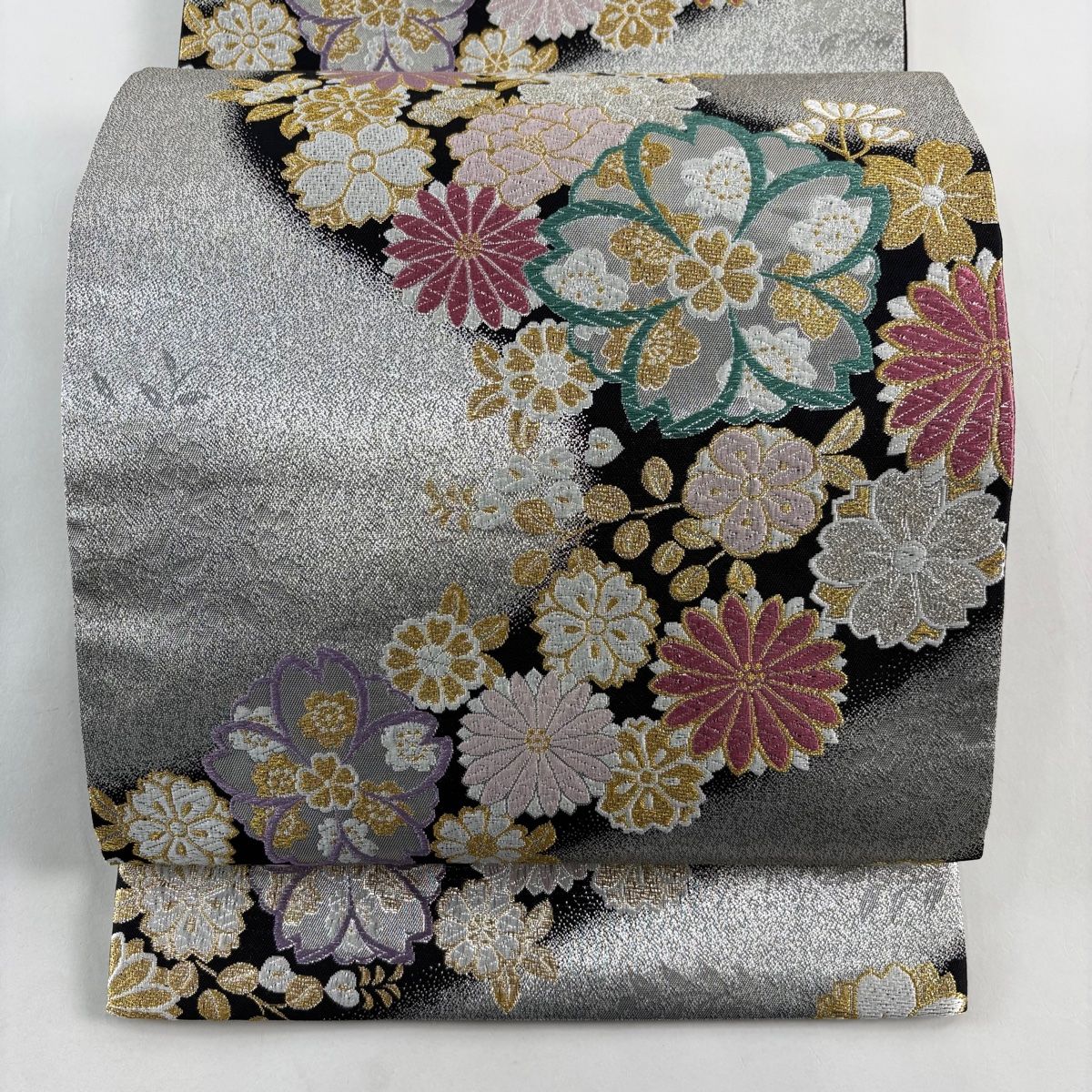 美品】 袋帯 秀品 鈴乃屋 菊 桜 金銀糸 唐織 銀色 六通 正絹 【中古