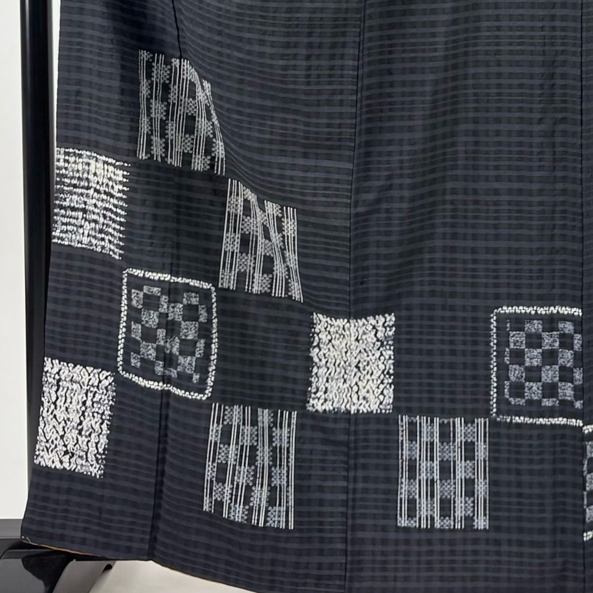 付下げ 身丈163cm 裄丈64cm M 袷 紬地 幾何学模様 格子 絞り 墨色 正絹