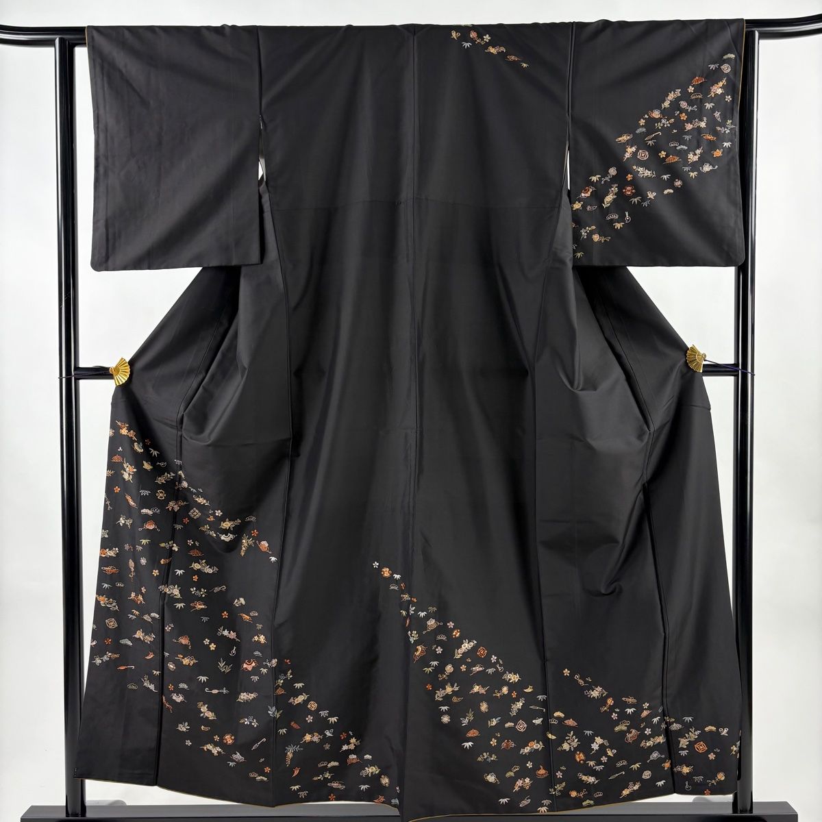 付下げ 身丈154.5cm 裄丈62cm S 袷 松竹梅 宝尽くし 刺繍 金糸 墨色