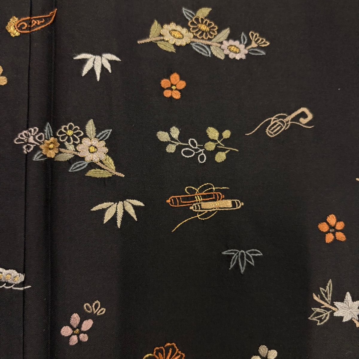 正絹 ペールカラー 紋意匠 刺繍 宝尽くし袷 飛び柄小紋 裄丈長めサイズ 美品 小紋 着物 未使用 正絹 袷 齋藤良樹 ローケツ染 天鵞絨色 深緑