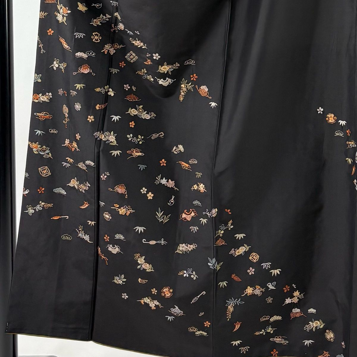 付下げ 身丈154.5cm 裄丈62cm S 袷 松竹梅 宝尽くし 刺繍 金糸 墨色