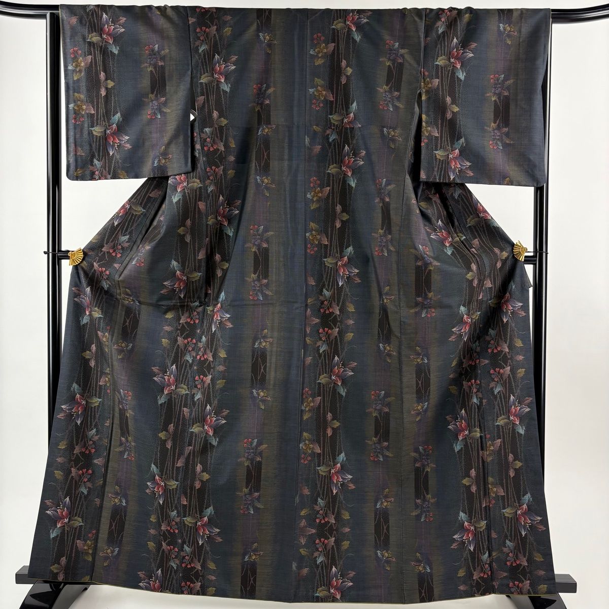 紬 身丈165.5 cm 裄丈65.5 M 袷 草花 焦茶色 正絹 秀品