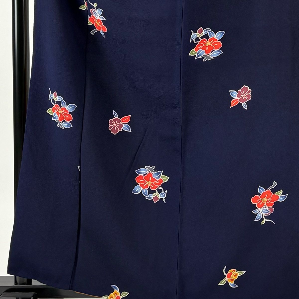 小紋 身丈162cm 裄丈66cm M 袷 椿 桜 縮緬 濃紺 正絹 秀品 【中古