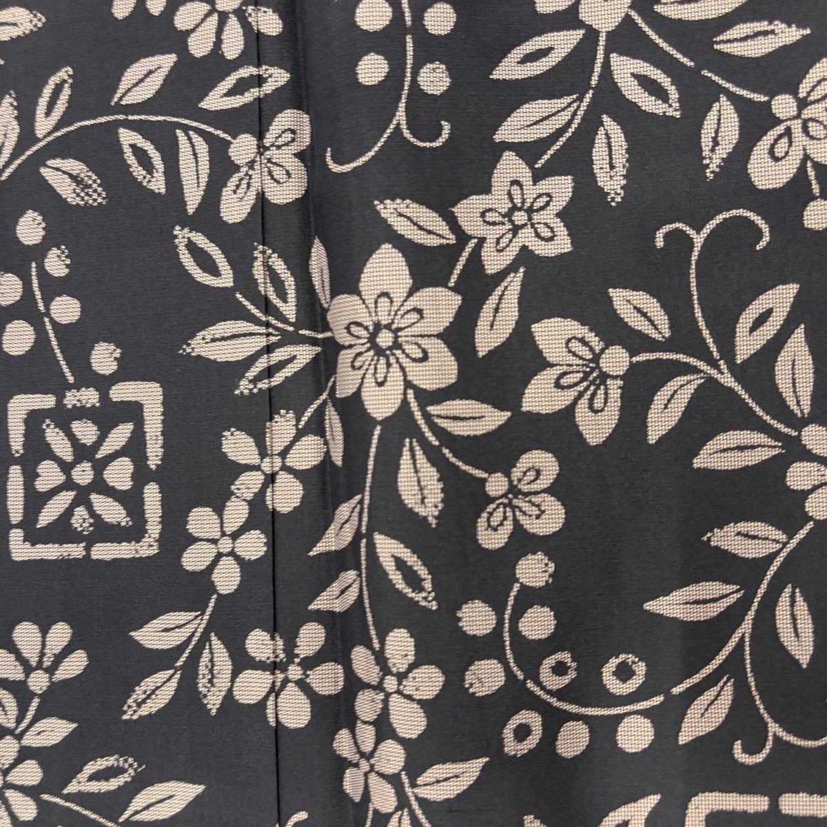 大島紬 身丈165cm 裄丈65cm M 袷 証紙 草花 花唐草 墨色 正絹 秀品