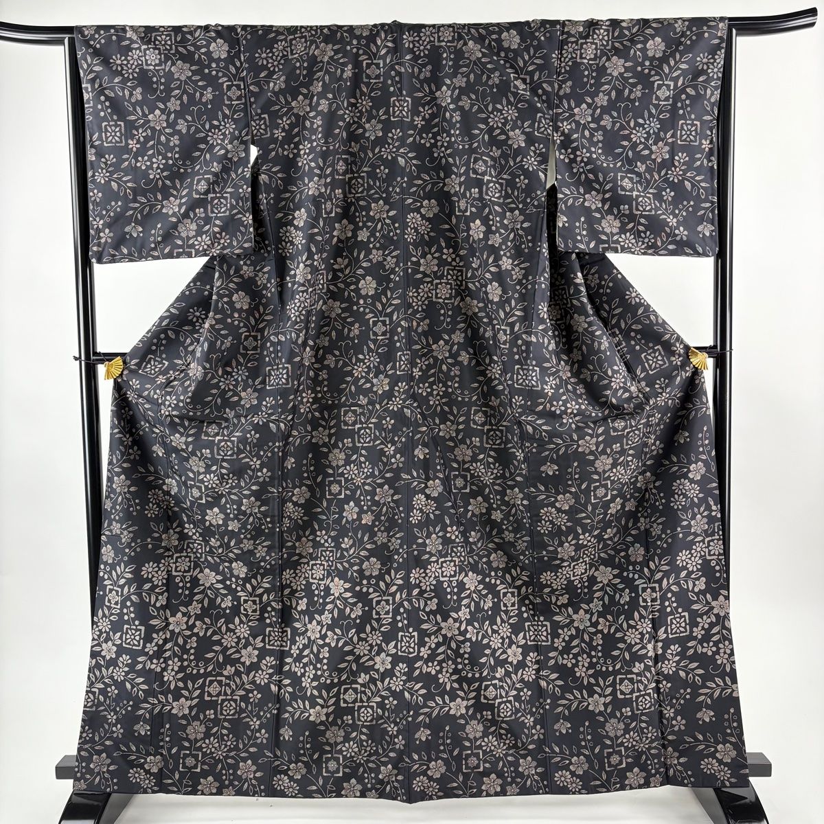 大島紬 身丈165cm 裄丈65cm M 袷 証紙 草花 花唐草 墨色 正絹 秀品