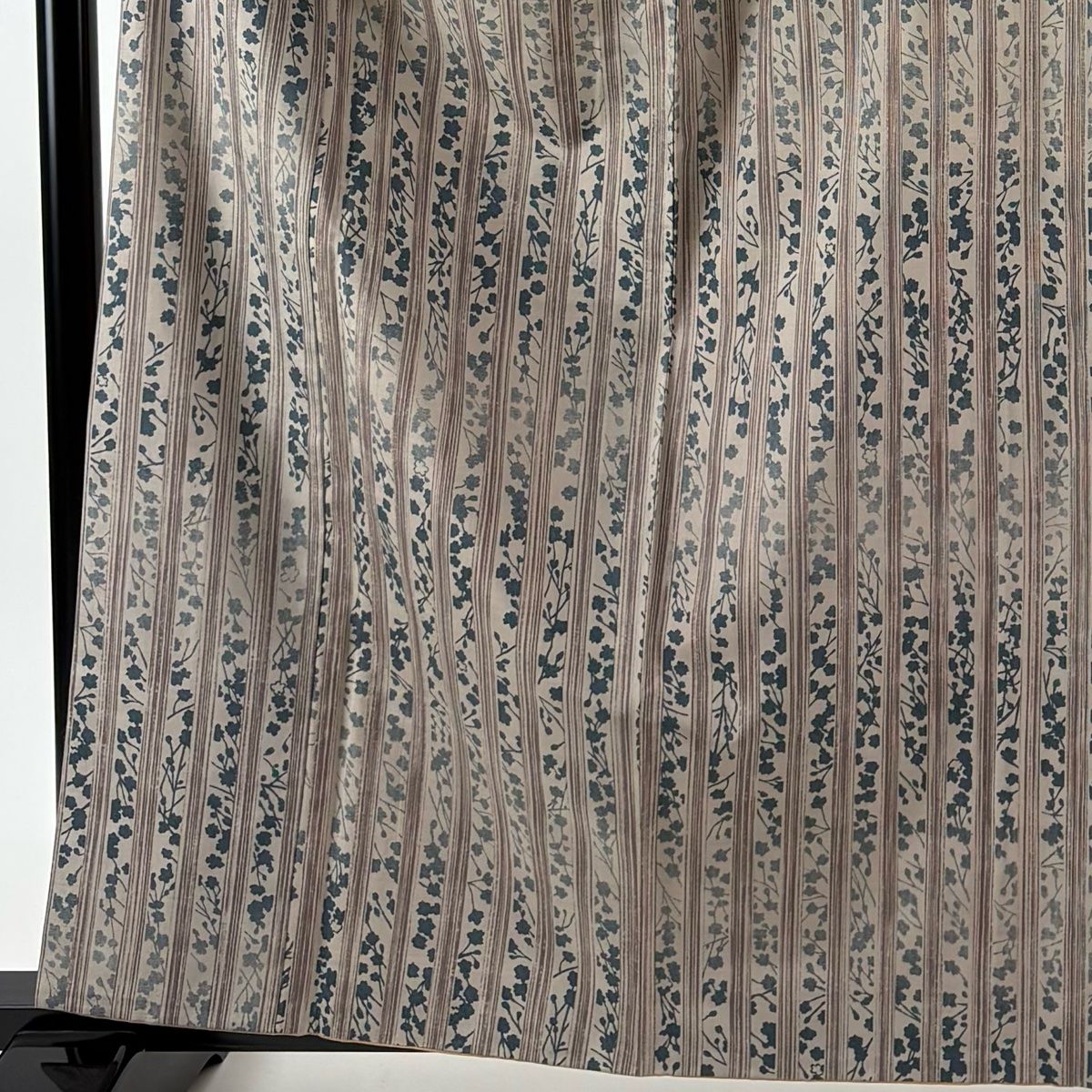 小紋 身丈162 5 cm 裄丈68 L 袷 紬地 縦縞 草花 薄小豆 正絹 秀品