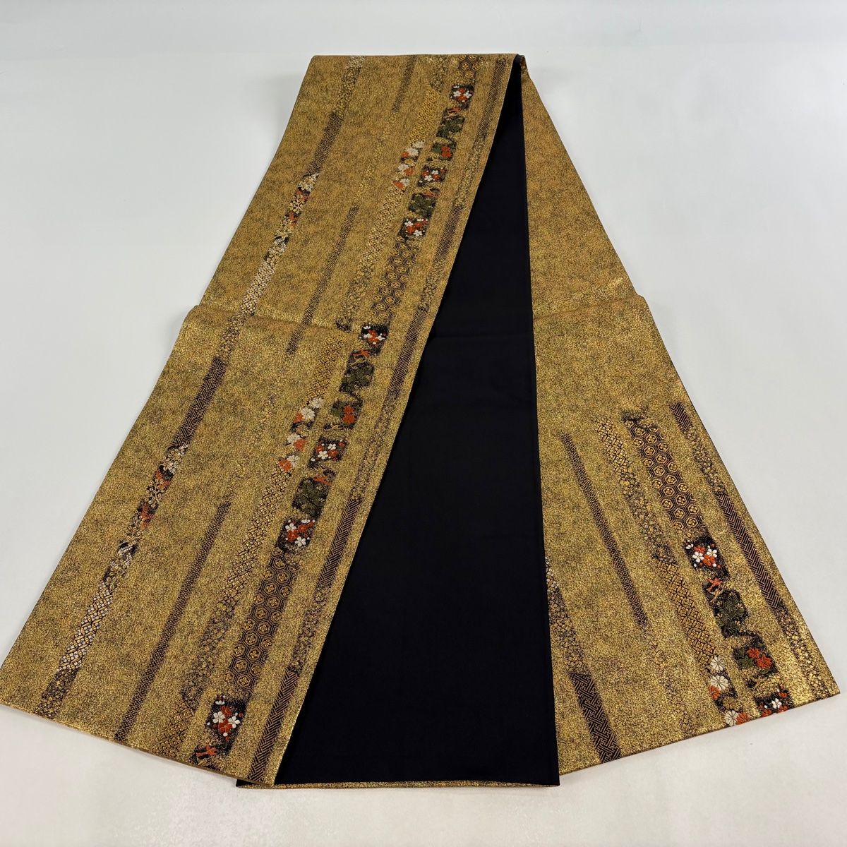 美品】 袋帯 名品 加納幸 落款 花鳥 有職文様 金糸 箔 金色 お太鼓柄