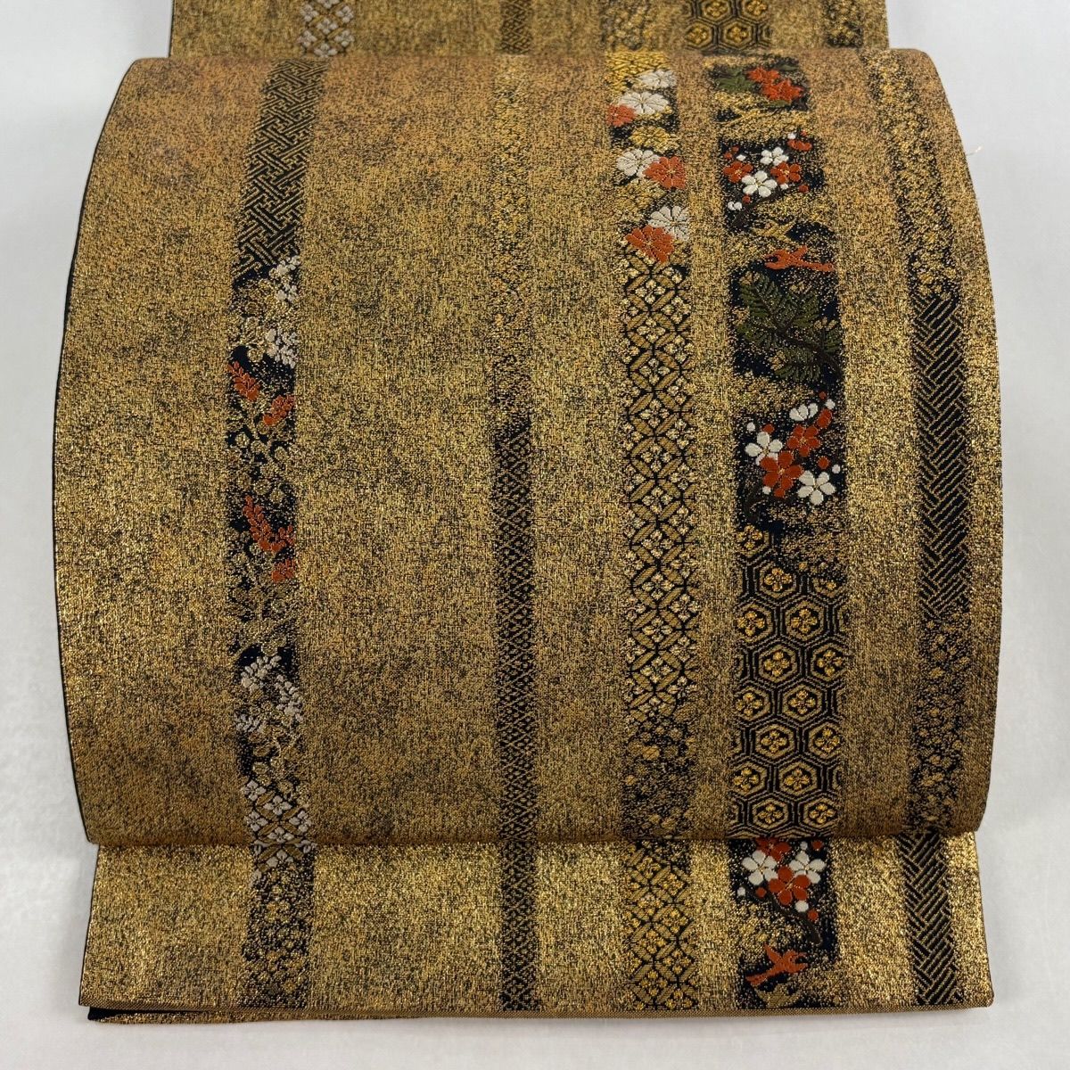 美品】 袋帯 名品 加納幸 落款 花鳥 有職文様 金糸 箔 金色 お太鼓柄