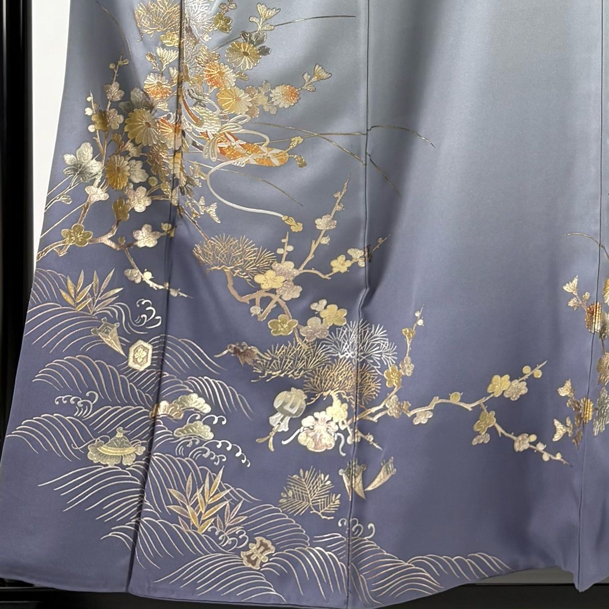付下げ 身丈158.5 cm 裄丈68.5 L 袷 和田光正 落款 宝尽くし 草花 金銀彩 ぼかし 青灰色 正絹
