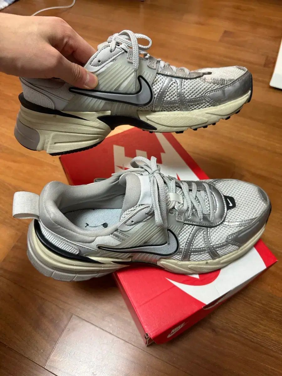 265 NIKE v 2 k RUN サミット 白 メタル シルバー