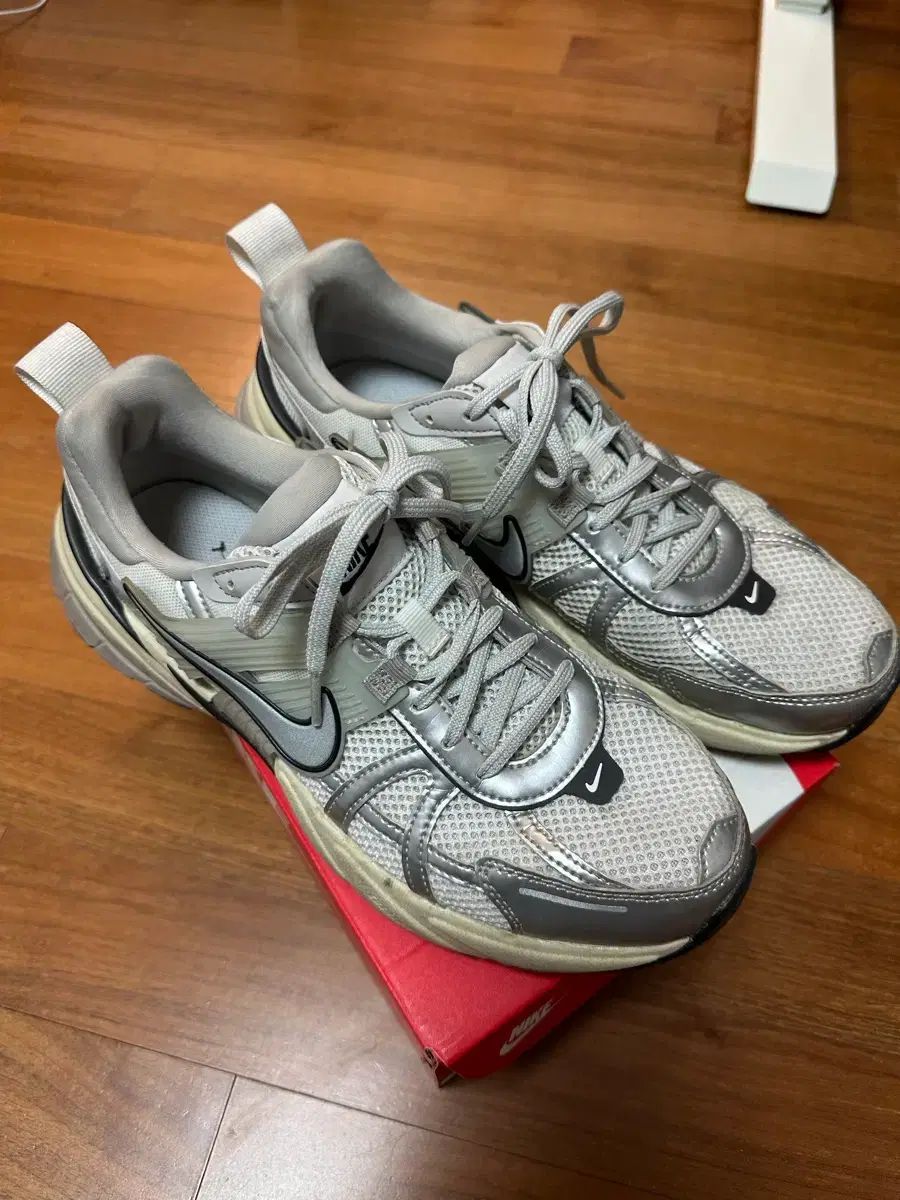 265 NIKE v2k RUN サミット 白 メタル シルバー - メルカリ