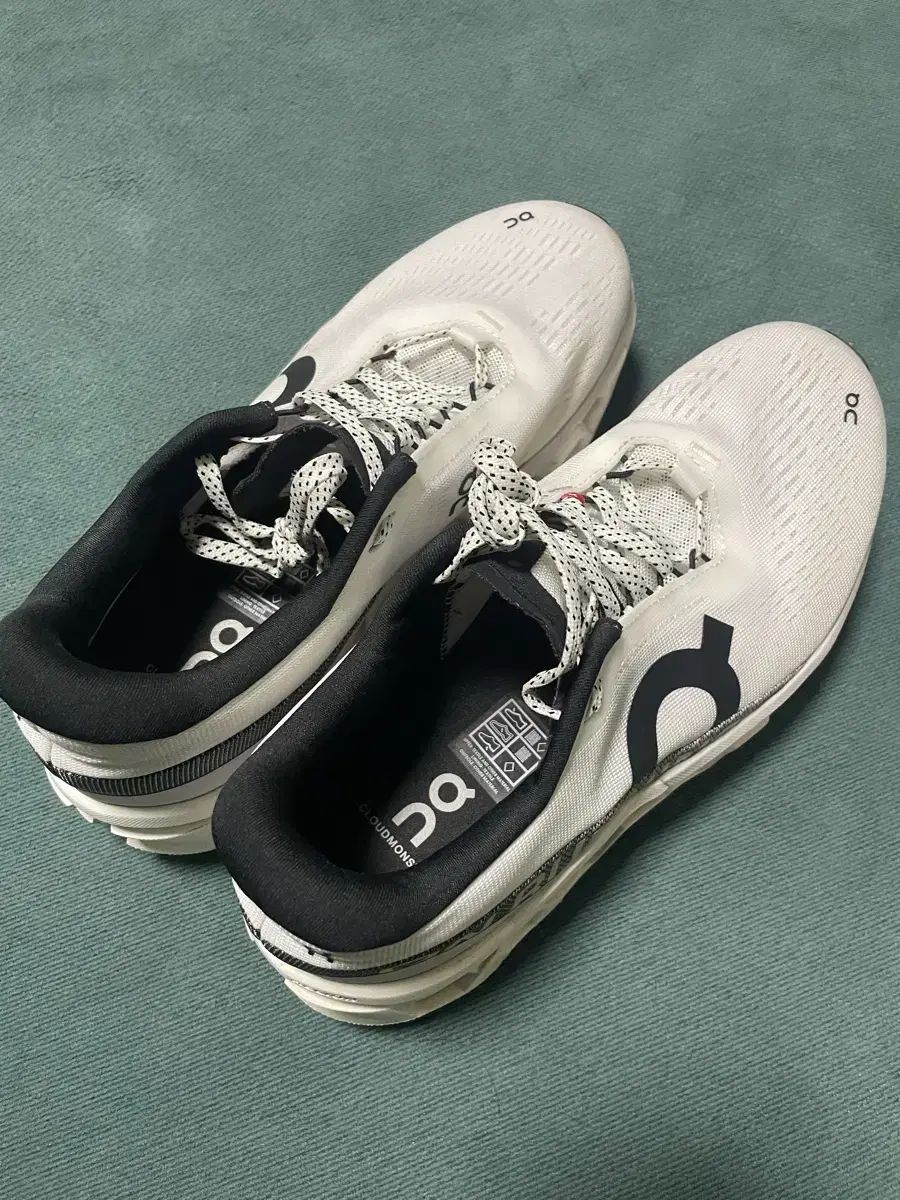 260 オンランニング クラウドMONSTER 白 プロスト