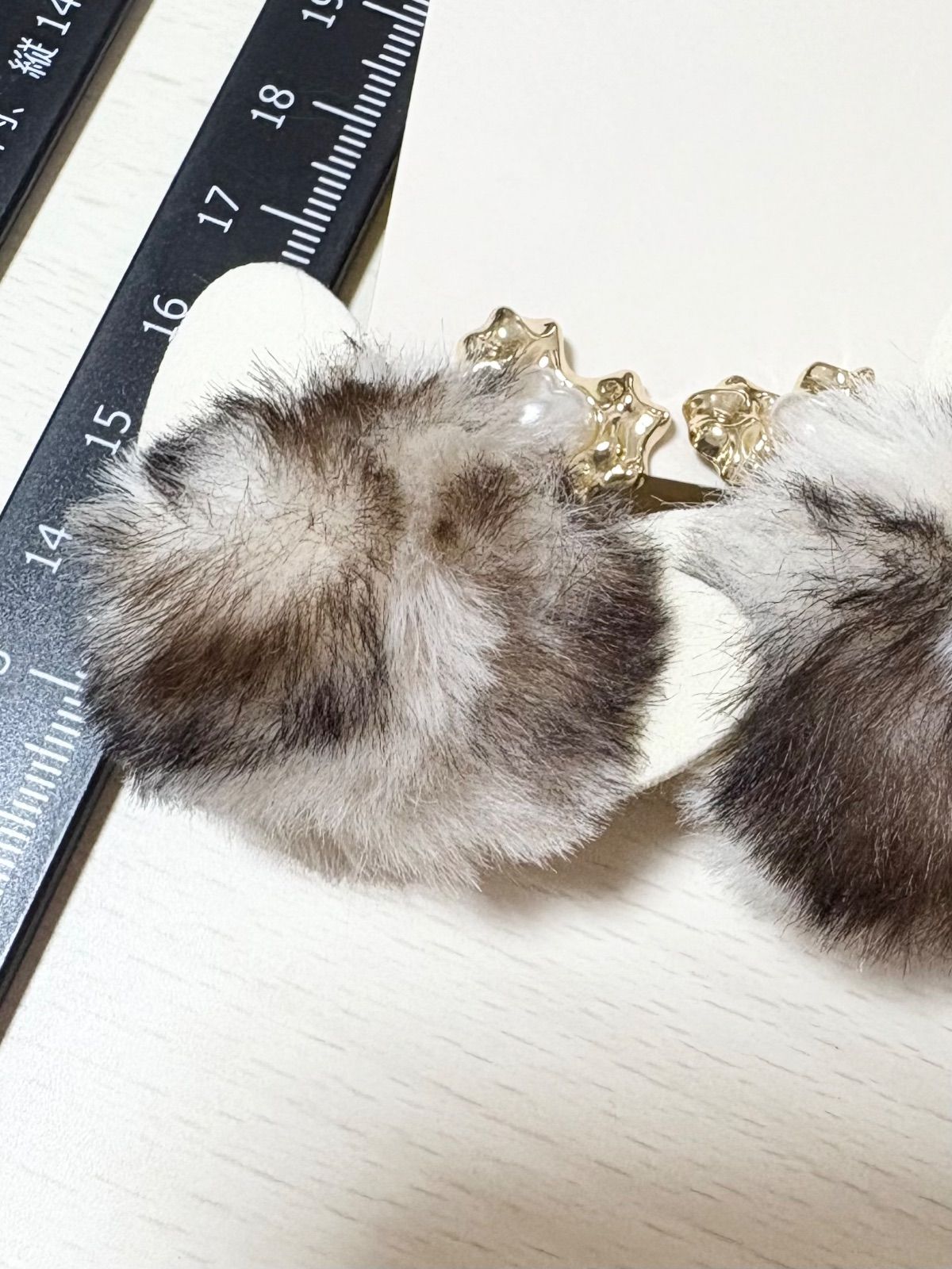 大きな猫耳ファーピアス - メルカリ