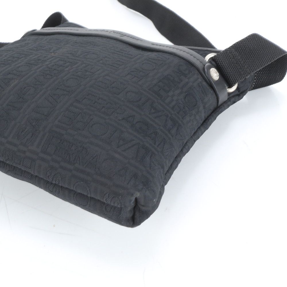 極美品 サルヴァトーレフェラガモ レザー ショルダーバッグ 斜め掛け