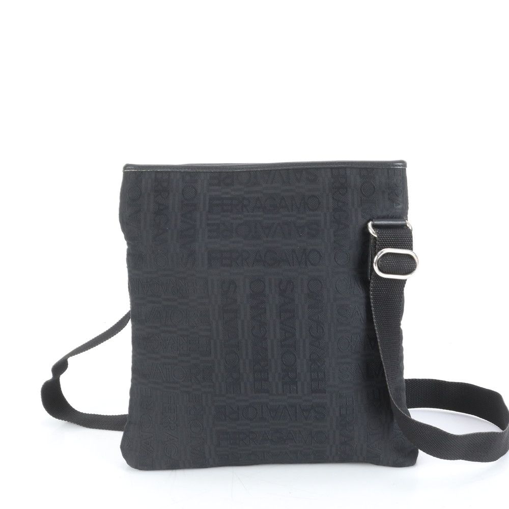 極美品 サルヴァトーレフェラガモ レザー ショルダーバッグ 斜め掛け