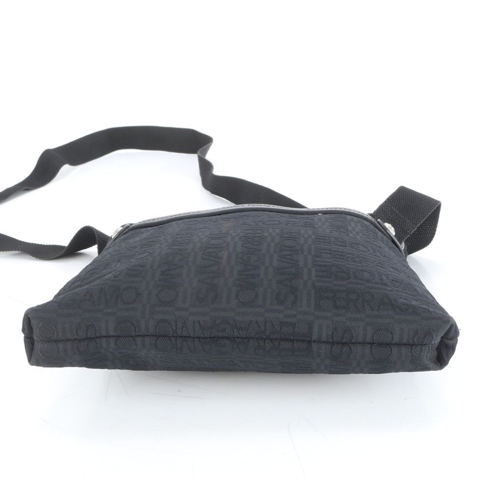 極美品 サルヴァトーレフェラガモ レザー ショルダーバッグ 斜め掛け